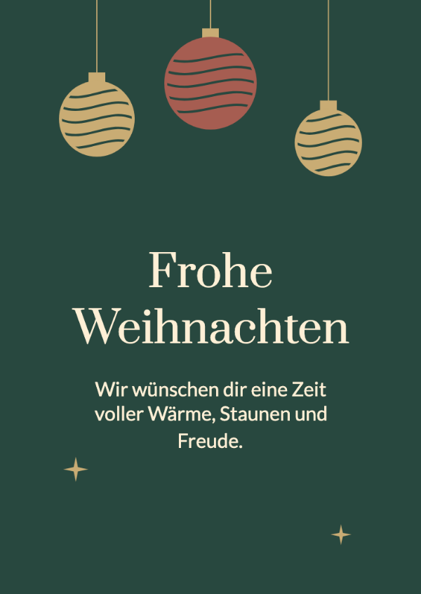 Weihnachtsschmuck mit Geschichte: Drei gemusterte Glaskugeln an feinen goldfarbenen Fäden.