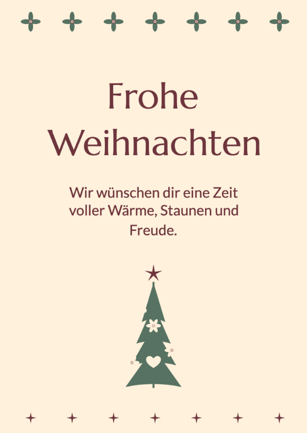 Der folkloristische Weihnachtsbaum: Eine dekorative Tanne mit folkloristischen Blüten, Herzen und kleinen Sternen.