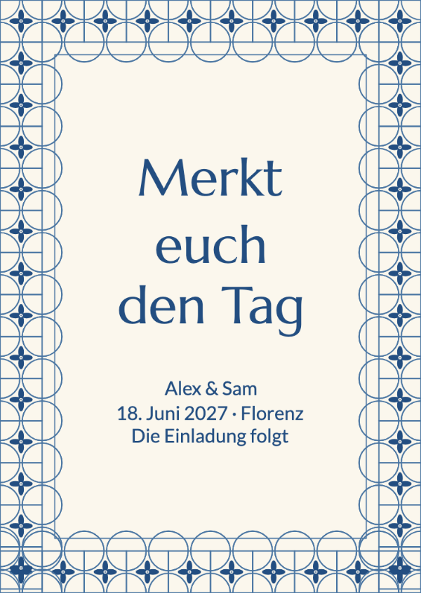 Ein Hauch Blau: Handgezeichnete mediterrane Fliesen um eine großzügige elfenbeinfarbene Mitte.